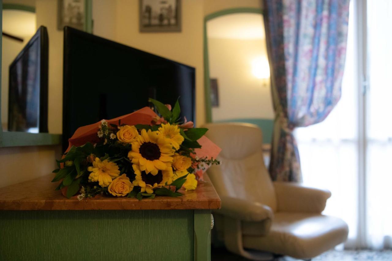 Hotel Magnolia อัลเบงกา ภายนอก รูปภาพ