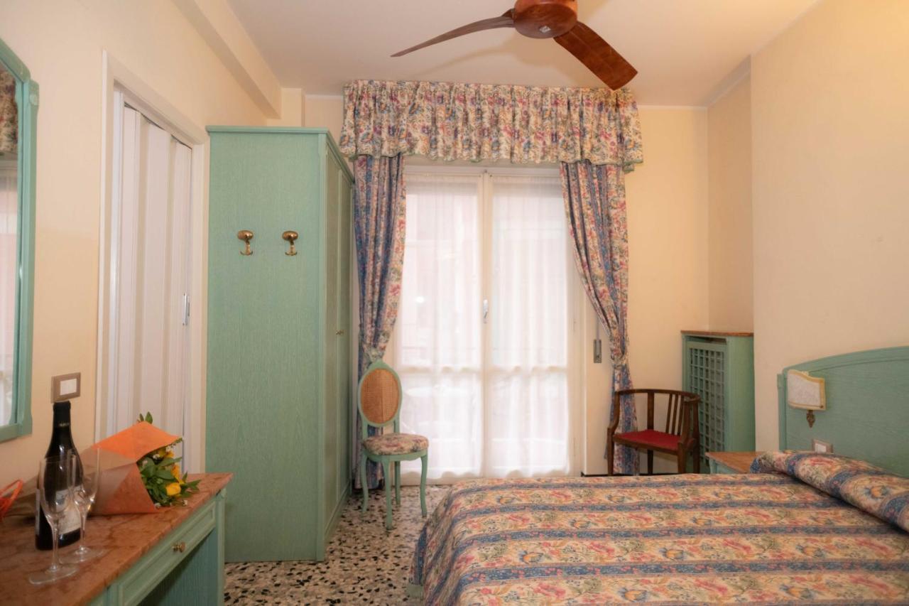 Hotel Magnolia อัลเบงกา ภายนอก รูปภาพ