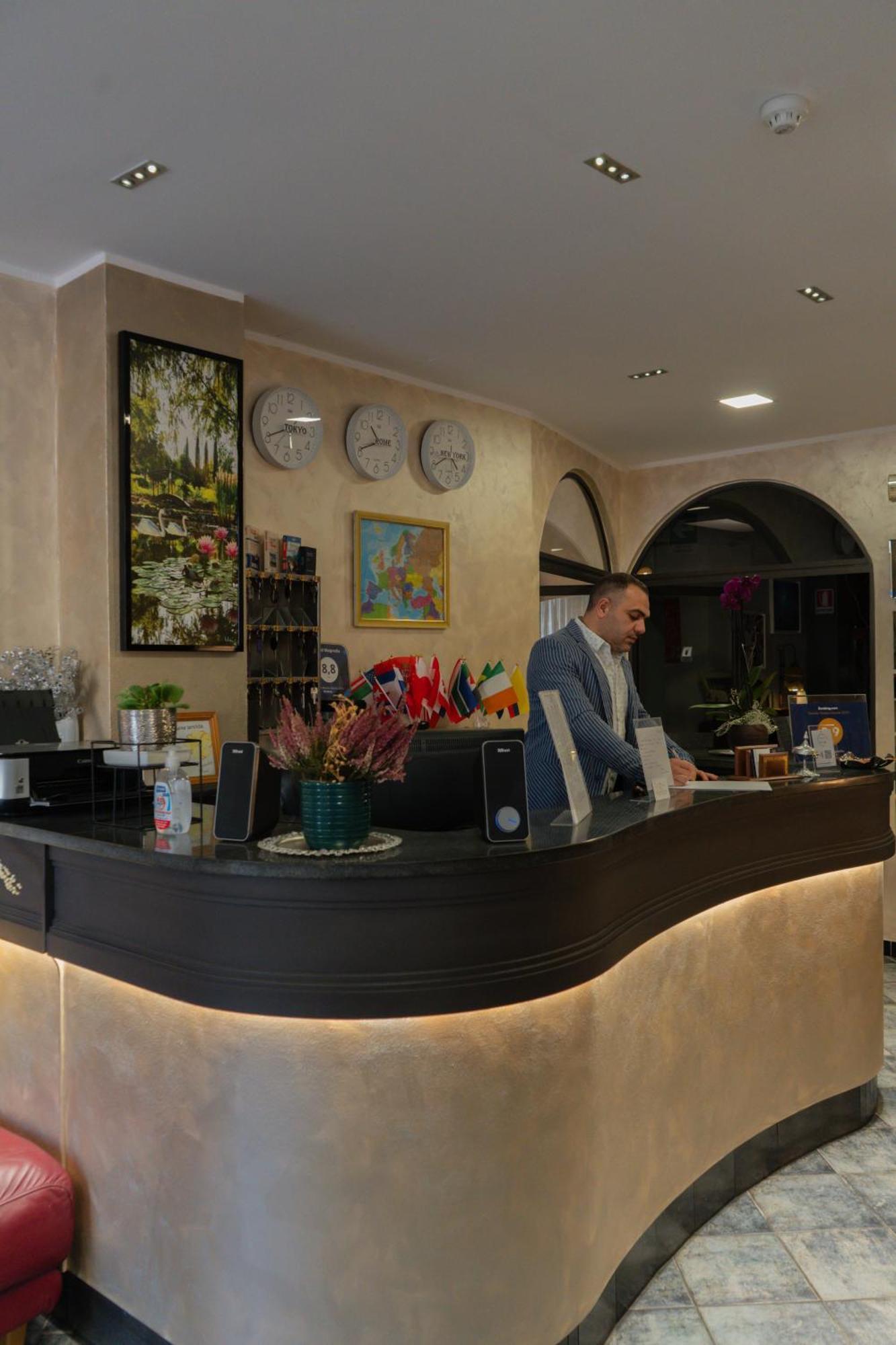 Hotel Magnolia อัลเบงกา ภายนอก รูปภาพ